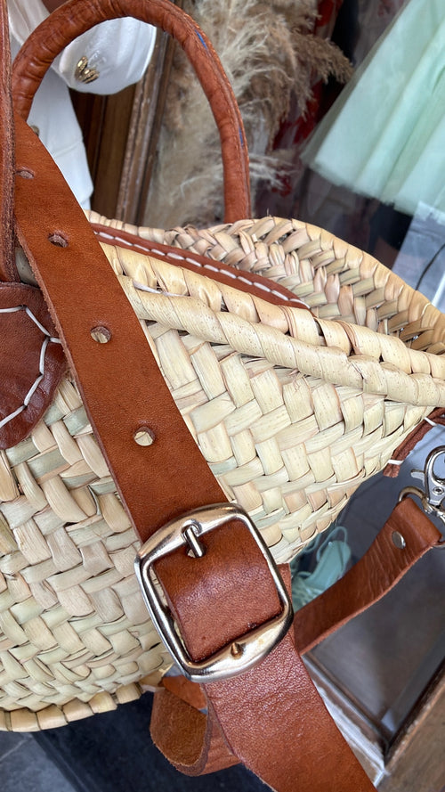 Cesta artigianale in paglia con iniziale in cuoio 🌴– misura piccola con manici e tracolla regolabile inclusa☀️