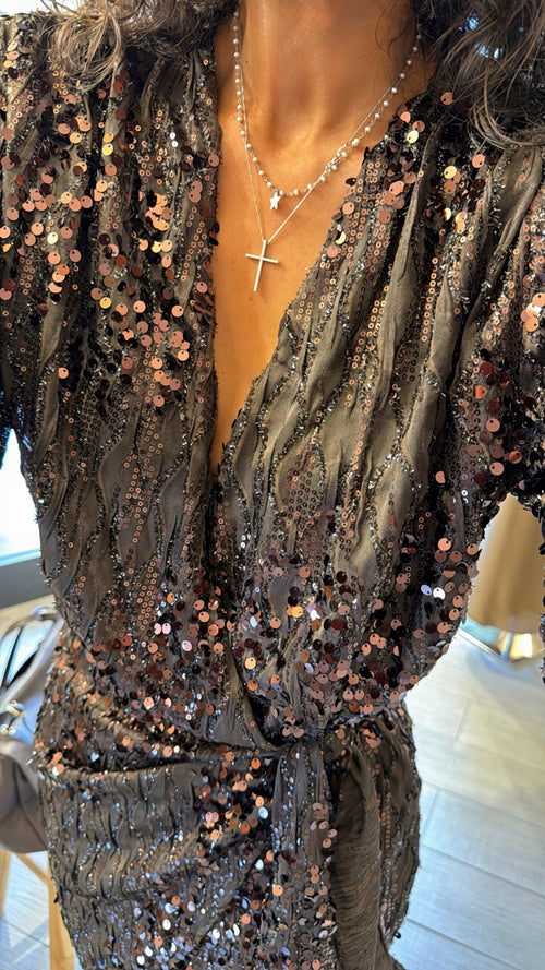 Abito corto con paillettes e nodo laterale regolabile.🤎