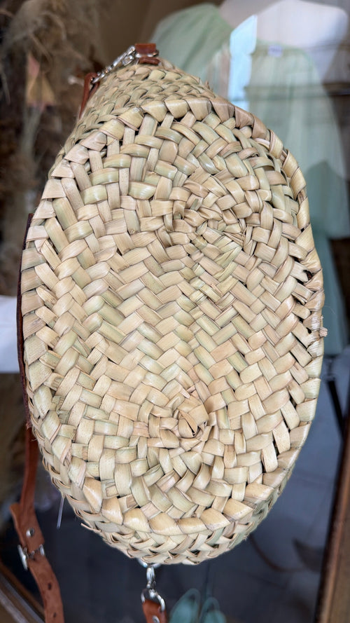 Cesta artigianale in paglia con iniziale in cuoio 🌴– misura piccola con manici e tracolla regolabile inclusa☀️