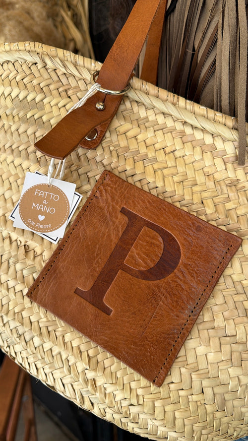 Cesta artigianale in paglia con iniziale in cuoio 🌴 – misura grande con manici regolabili, rifiniture in cuoio e lavorazione artigianale