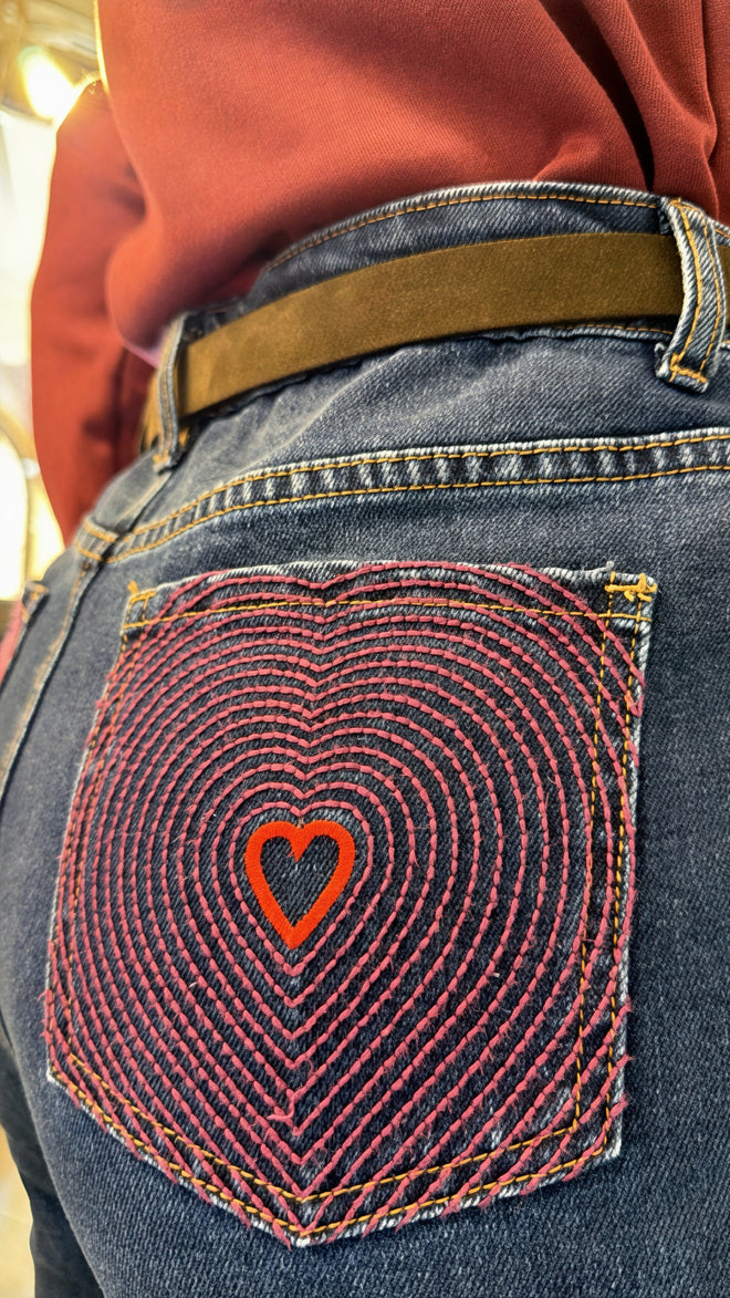 Jeans “Coeur” a vita alta con tasche ricamate.♥️