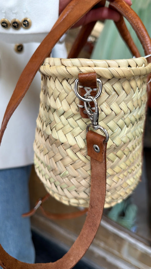 Cesta artigianale in paglia con iniziale in cuoio 🌴– misura piccola con manici e tracolla regolabile inclusa☀️
