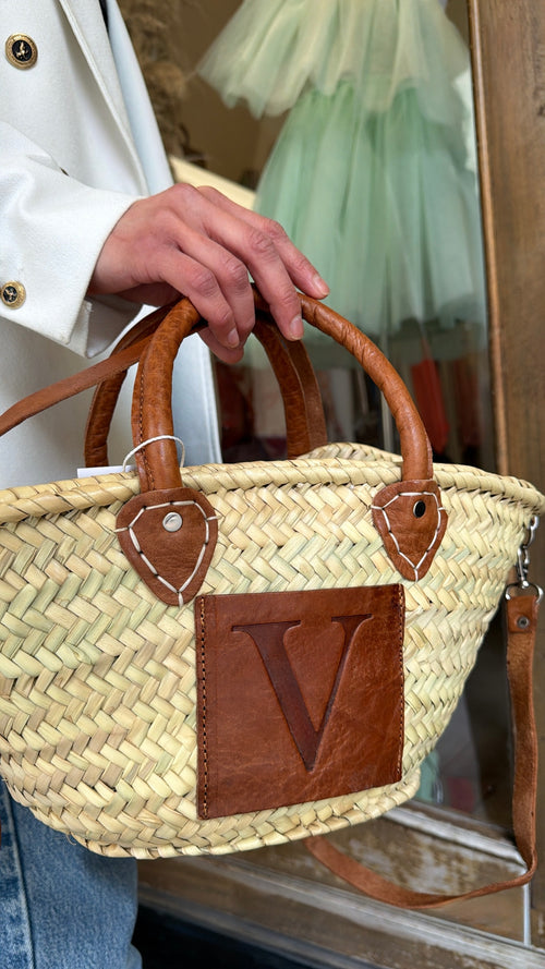 Cesta artigianale in paglia con iniziale in cuoio 🌴– misura piccola con manici e tracolla regolabile inclusa☀️