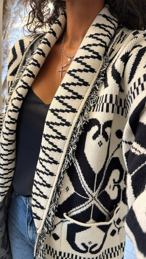 Cardigan “St. Moritz” con cintura e frange 🤍🖤