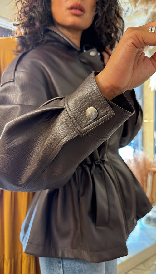 Giacca in ecopelle con coulisse regolabile in vita🤎