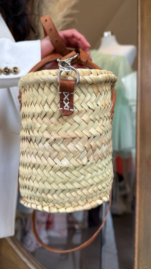 Cesta artigianale in paglia con iniziale in cuoio 🌴– misura piccola con manici e tracolla regolabile inclusa☀️