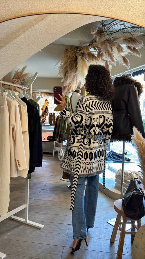 Cardigan “St. Moritz” con cintura e frange 🤍🖤