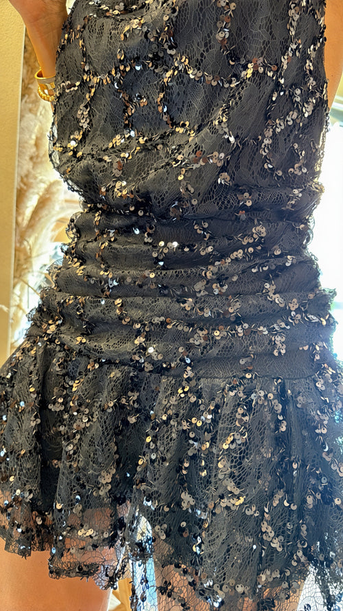 Abito in pizzo e paillettes con schiena scoperta🤎