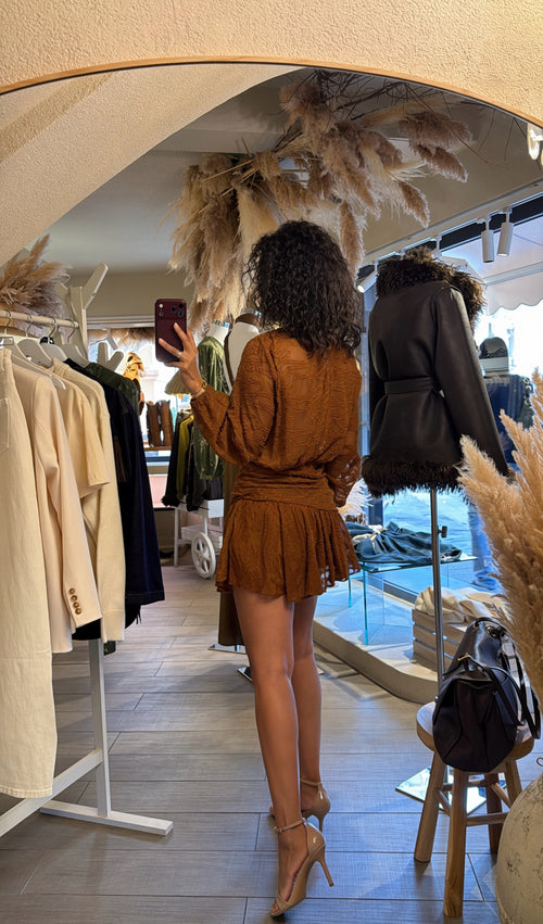 Abito corto drappeggiato con lavorazione in rilievo🍂