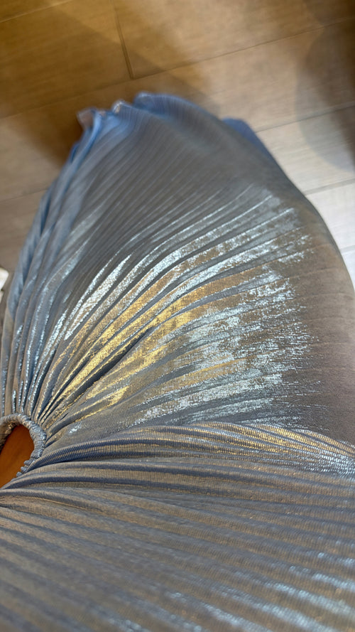 Abito “Monospalla laminato con taglio asimmetrico”