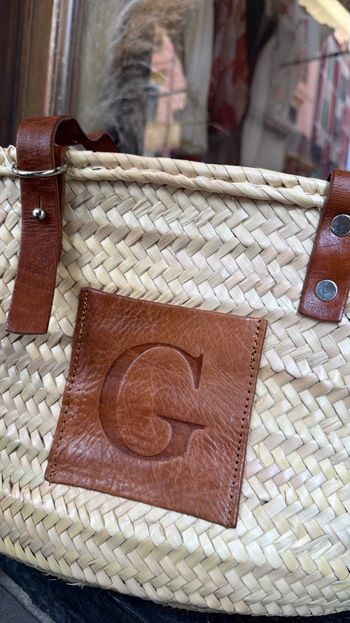 Cesta artigianale in paglia con iniziale in cuoio 🌴 – misura grande con manici regolabili, rifiniture in cuoio e lavorazione artigianale