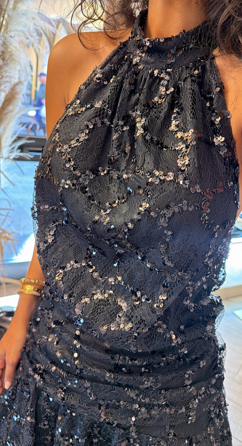 Abito in pizzo e paillettes con schiena scoperta🤎