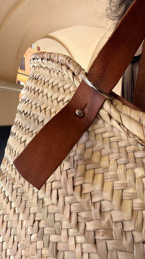 Cesta artigianale in paglia con iniziale in cuoio 🌴 – misura grande con manici regolabili, rifiniture in cuoio e lavorazione artigianale