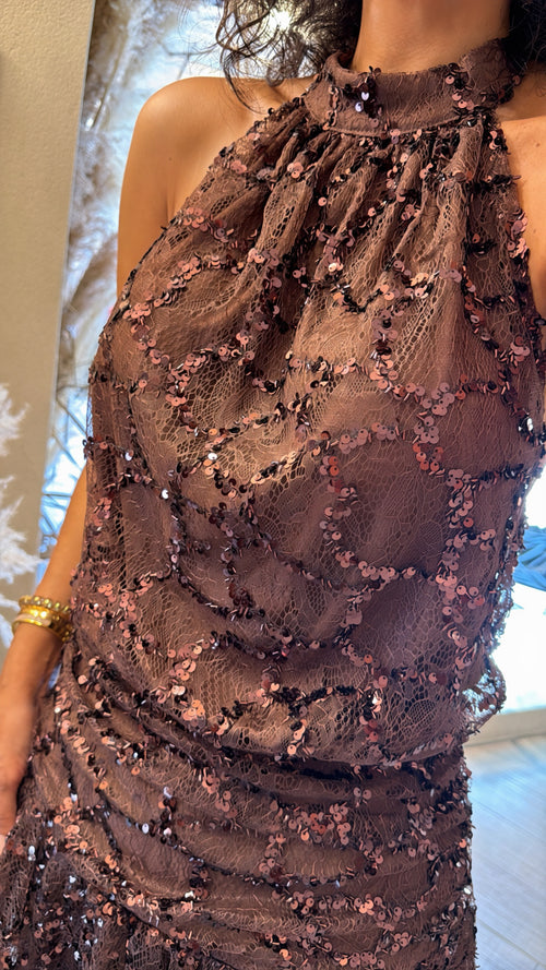 Abito in pizzo e paillettes con schiena scoperta🤎