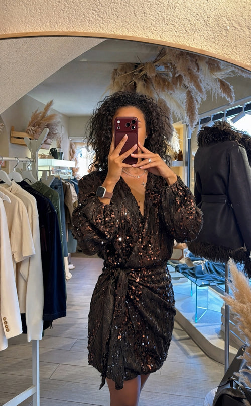 Abito corto con paillettes e nodo laterale regolabile.🤎