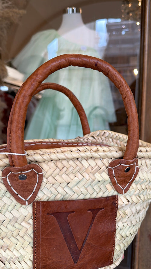 Cesta artigianale in paglia con iniziale in cuoio 🌴– misura piccola con manici e tracolla regolabile inclusa☀️