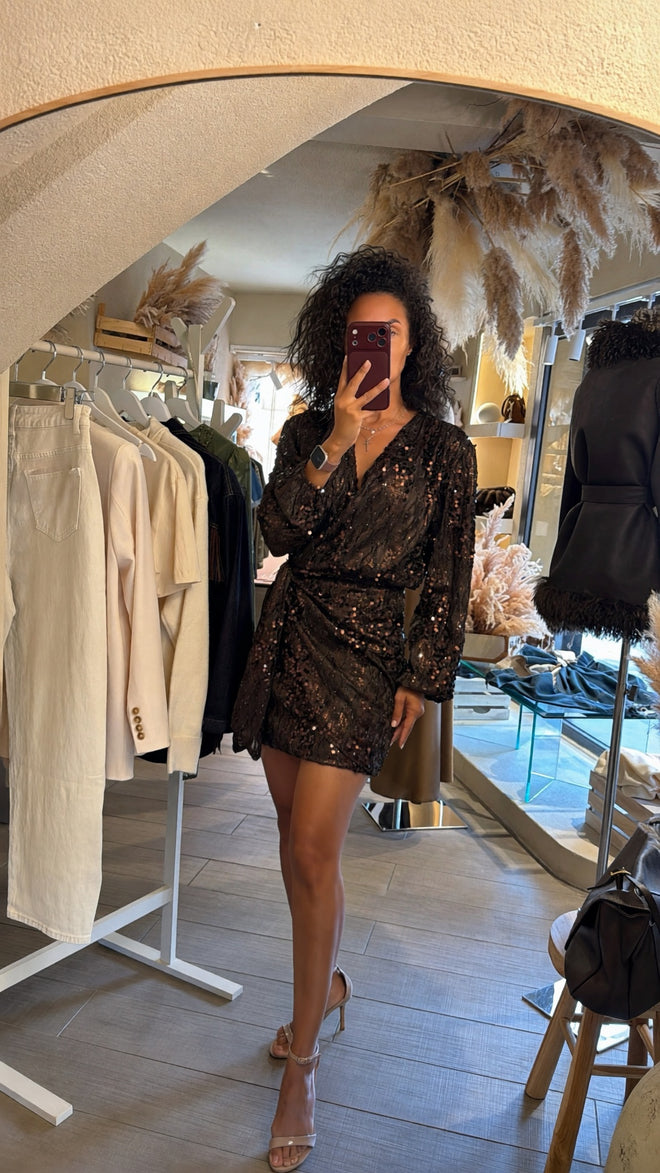 Abito corto con paillettes e nodo laterale regolabile.🤎