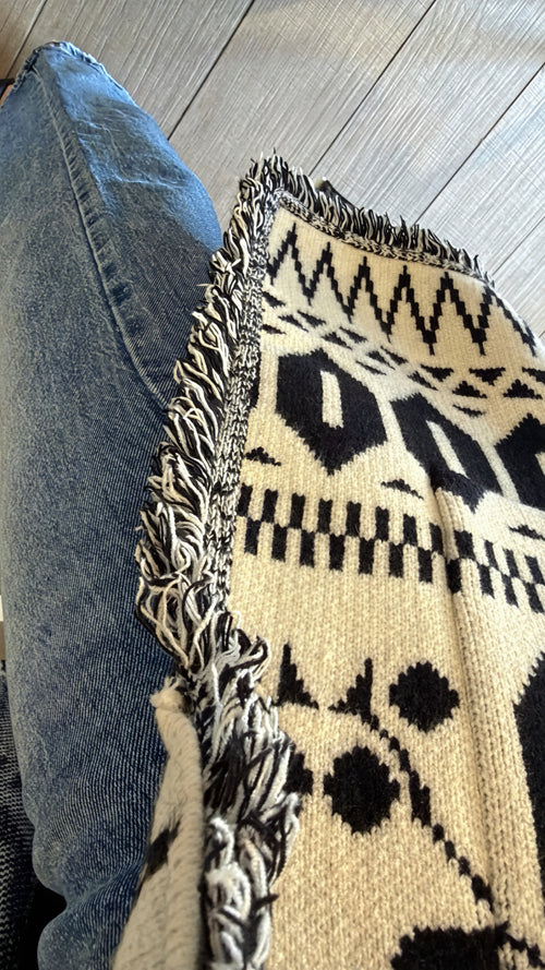 Cardigan “St. Moritz” con cintura e frange 🤍🖤