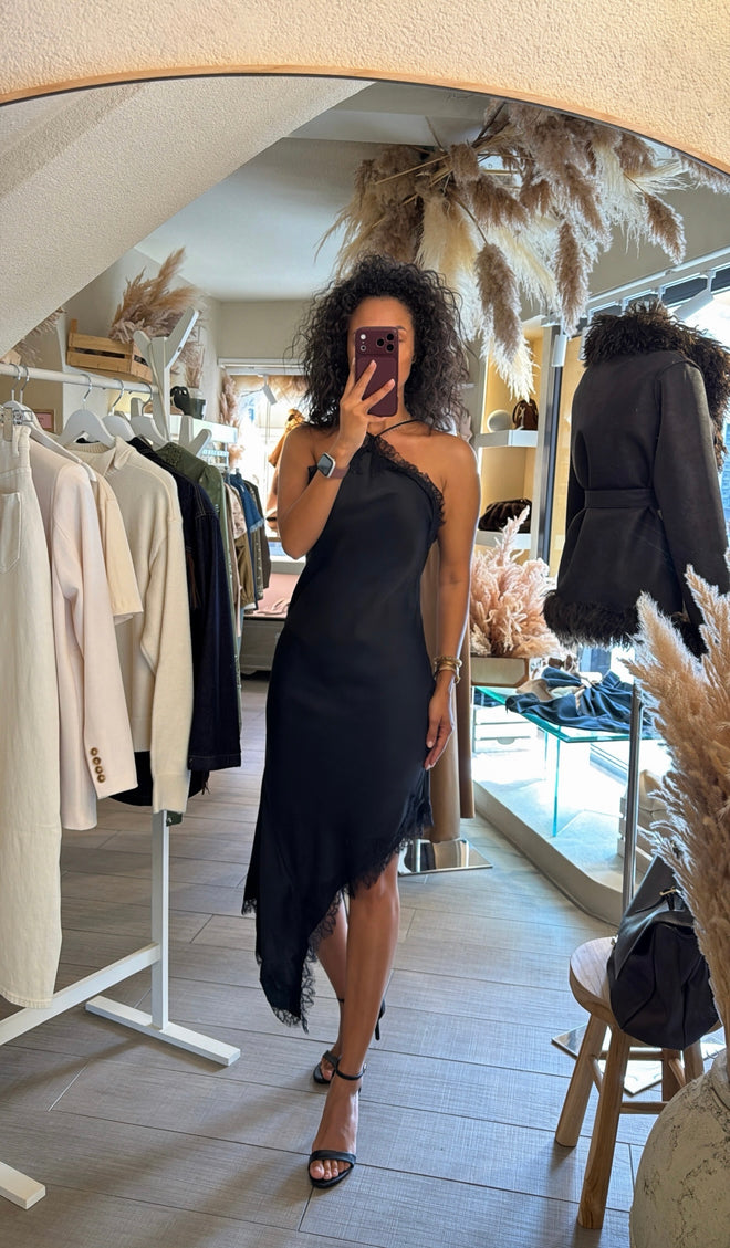 Abito asimmetrico con pizzo e scollo all’americana 🖤