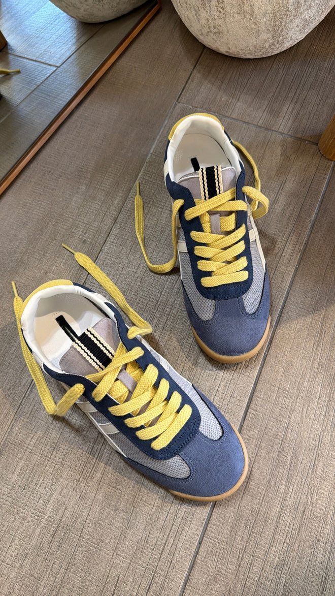 Sneakers “Line”💙