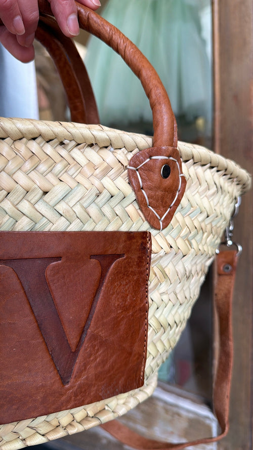 Cesta artigianale in paglia con iniziale in cuoio 🌴– misura piccola con manici e tracolla regolabile inclusa☀️