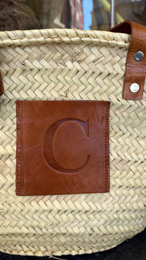 Cesta artigianale in paglia con iniziale in cuoio 🌴 – misura grande con manici regolabili, rifiniture in cuoio e lavorazione artigianale