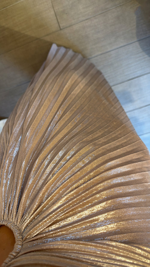Abito “Monospalla laminato con taglio asimmetrico”