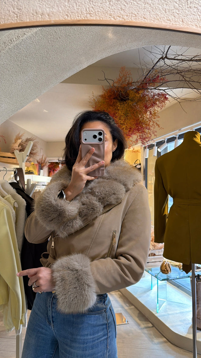 Chiodo in ecopelle con collo e maniche in ecopelliccia staccabili
🤎