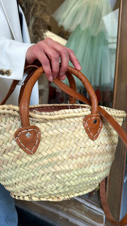 Cesta artigianale in paglia con iniziale in cuoio 🌴– misura piccola con manici e tracolla regolabile inclusa☀️