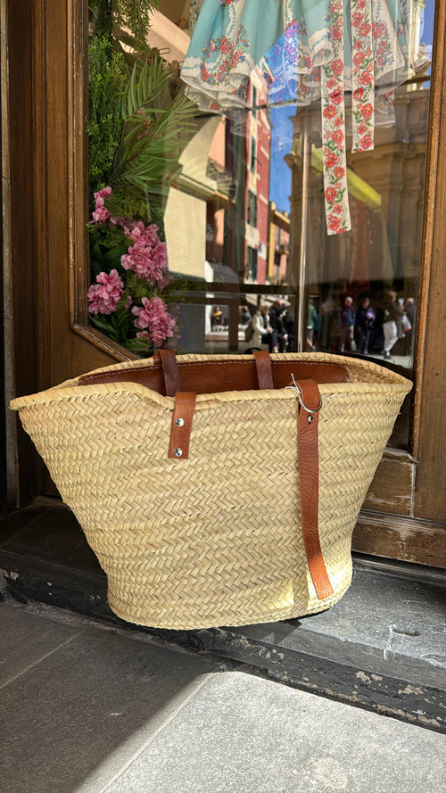 Cesta grande intrecciata a mano con l’iniziale