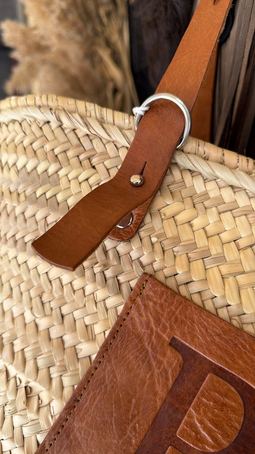 Cesta artigianale in paglia con iniziale in cuoio 🌴 – misura grande con manici regolabili, rifiniture in cuoio e lavorazione artigianale