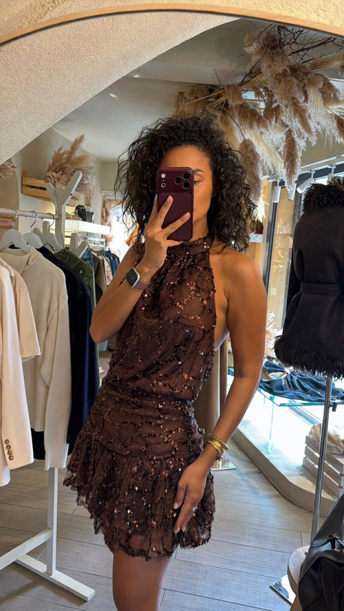 Abito in pizzo e paillettes con schiena scoperta🤎