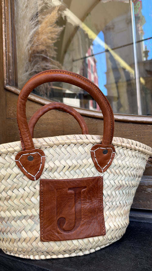 Cesta artigianale in paglia con iniziale in cuoio 🌴– misura piccola con manici e tracolla regolabile inclusa☀️