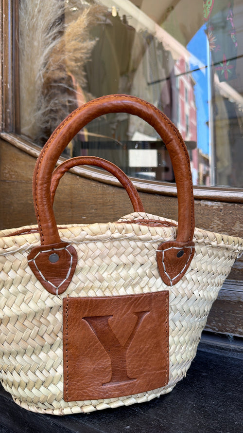 Cesta artigianale in paglia con iniziale in cuoio 🌴– misura piccola con manici e tracolla regolabile inclusa☀️