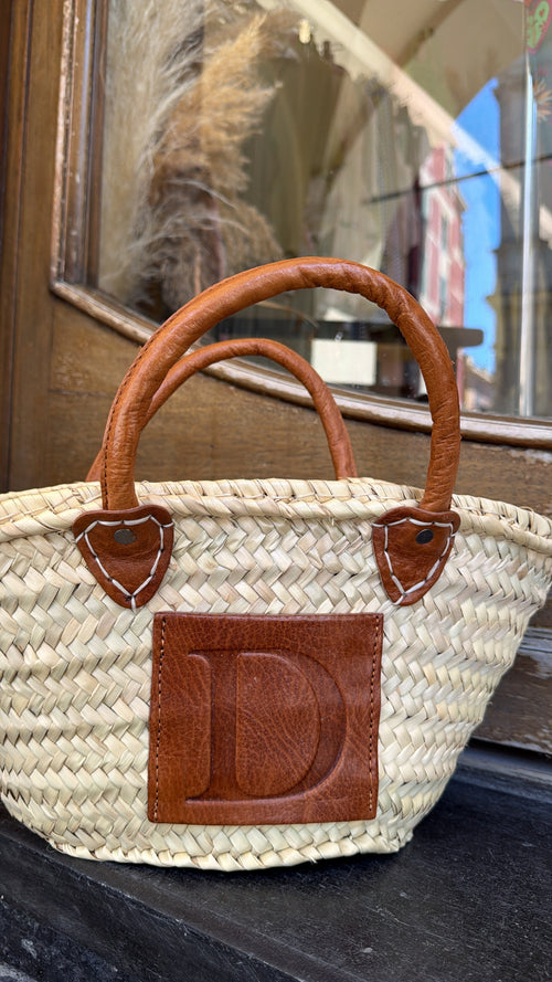 Cesta artigianale in paglia con iniziale in cuoio 🌴– misura piccola con manici e tracolla regolabile inclusa☀️