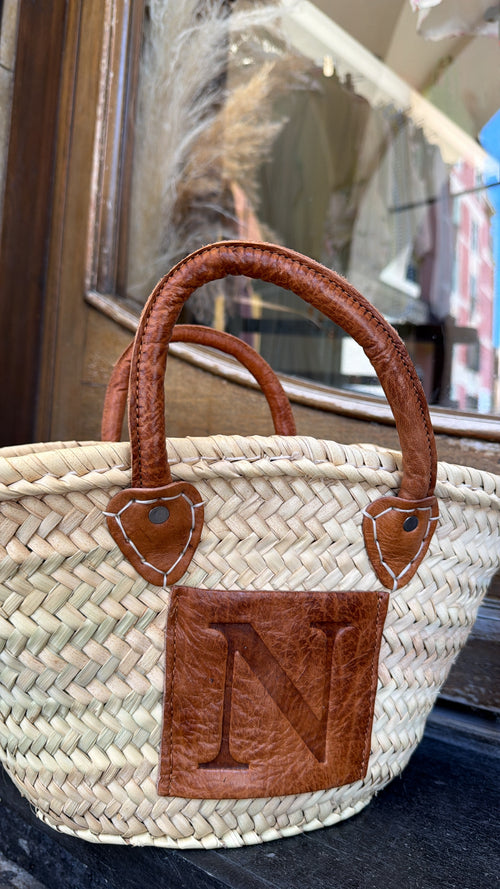 Cesta artigianale in paglia con iniziale in cuoio 🌴– misura piccola con manici e tracolla regolabile inclusa☀️