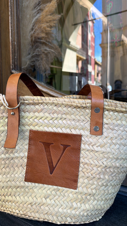 Cesta artigianale in paglia con iniziale in cuoio 🌴 – misura grande con manici regolabili, rifiniture in cuoio e lavorazione artigianale