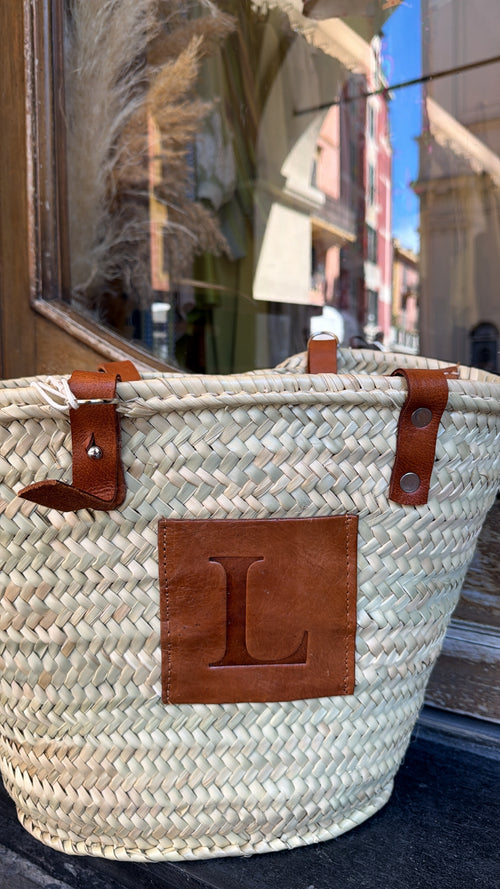 Cesta artigianale in paglia con iniziale in cuoio 🌴 – misura grande con manici regolabili, rifiniture in cuoio e lavorazione artigianale