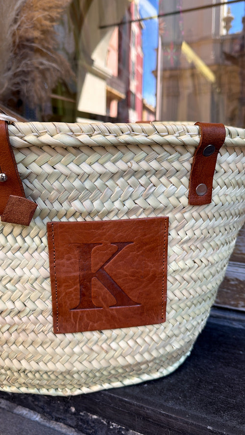 Cesta artigianale in paglia con iniziale in cuoio 🌴 – misura grande con manici regolabili, rifiniture in cuoio e lavorazione artigianale