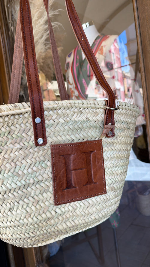 Cesta artigianale in paglia con iniziale in cuoio 🌴 – misura grande con manici regolabili, rifiniture in cuoio e lavorazione artigianale