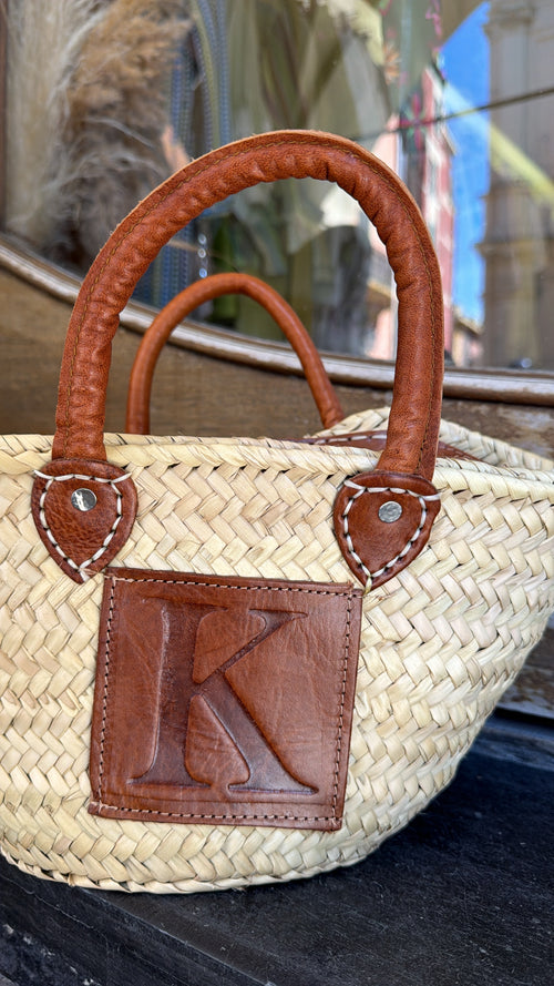 Cesta artigianale in paglia con iniziale in cuoio 🌴– misura piccola con manici e tracolla regolabile inclusa☀️