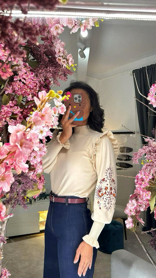 Maglia a manica lunga con ruches sulle spalle e ricami 🍂